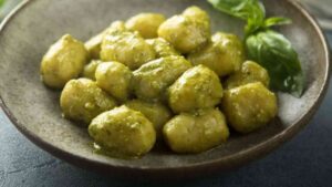 Gnocchi di patate al pesto cattolicivegetariani.it