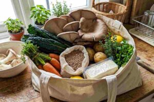 Una spesa vegetariana con ingredienti freschi e funghi pleurotus-tofu e legumi.