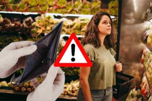 Donna al supermercato davanti al banco verdura con portafoglio vuoto e segnale di pericolo: analisi del risparmio sui piatti vegetariani a marzo 2026.