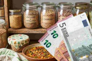 Dispensa vegetariana con legumi secchi e zuppa fatta in casa: guida alla spesa strategica anti-spreco e al risparmio intelligente.